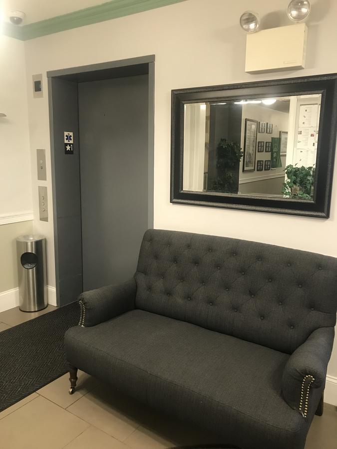 Crescent Suites Hotel Уолтъм Екстериор снимка